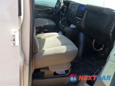 Piąte zdjęcie samochodu w środku: 2018 CHEVROLET EXPRESS G3500 LS VIN:1GAZGNFP9J1336299 - miniatura