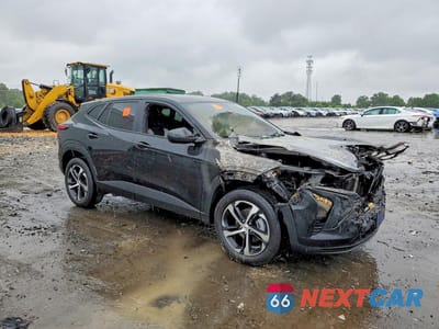 Czwarte zdjęcie samochodu z boku: 2024 CHEVROLET TRAX 1RS VIN:KL77LGE25RC125061 - miniatura
