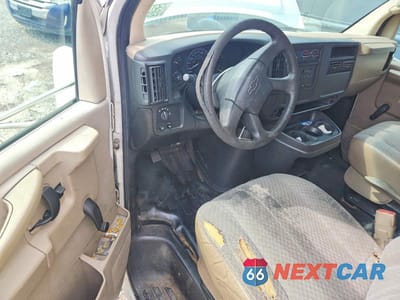 Zdjęcie 8 z 13 samochodu: 2005 CHEVROLET EXPRESS BOX TRUCK VIN:1GBHG31U051189028 - miniatura