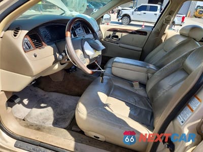 Zdjęcie 7 z 12 samochodu: 2000 LINCOLN TOWN CAR VIN:1LNHM83W0YY938434 - miniatura