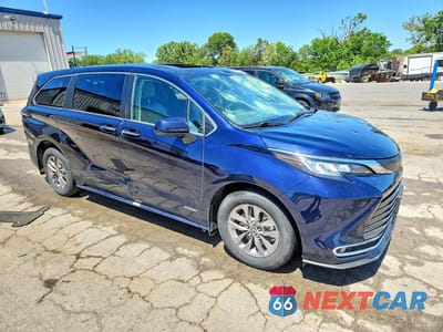 Czwarte zdjęcie samochodu z boku: 2021 TOYOTA SIENNA XLE VIN:5TDYRKEC9MS034075 - miniatura