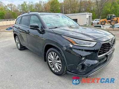 Czwarte zdjęcie samochodu z boku: 2023 TOYOTA HIGHLANDER PLATINUM VIN:5TDKDRBH8PS035011 - miniatura