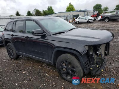 Czwarte zdjęcie samochodu z boku: 2024 JEEP GRAND CHEROKEE LAREDO VIN:1C4RJHAG4RC702199 - miniatura