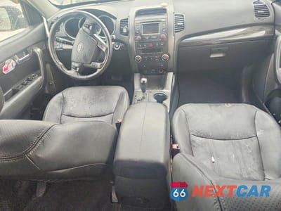 Zdjęcie 8 z 13 samochodu: 2013 KIA SORENTO EX VIN:5XYKUCA61DG398532 - miniatura