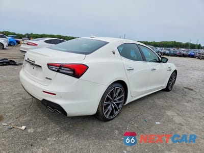 Trzecie zdjęcie samochodu z tyłu: 2024 MASERATI GHIBLI MODENA VIN:ZAM57YTM6RX445230 - miniatura