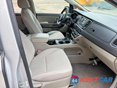 Piąte zdjęcie samochodu w środku: 2016 KIA SEDONA L VIN:KNDMA5C16G6114169 - miniatura
