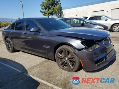 Czwarte zdjęcie samochodu z boku: 2013 BMW 750 I VIN:WBAYA8C59DC996681 - miniatura