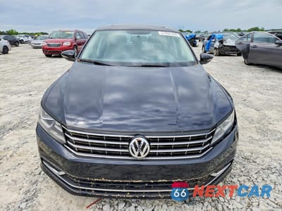 Piąte zdjęcie samochodu w środku: 2018 VOLKSWAGEN PASSAT SE VIN:1VWBA7A39JC024723 - miniatura