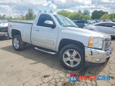 Czwarte zdjęcie samochodu z boku: 2012 CHEVROLET SILVERADO K1500 LT VIN:1GCNKSE09CZ215249 - miniatura