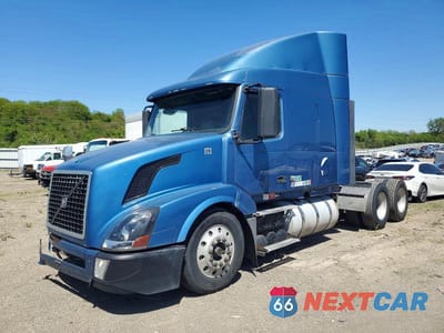 Drugie zdjęcie samochodu z przodu: 2009 VOLVO VNL SEMI TRUCK VIN:4V4NC9TGX9N273106 - miniatura