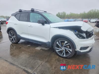 Czwarte zdjęcie samochodu z boku: 2019 VOLVO XC40 T5 R-DESIGN VIN:YV4162UM2K2152832 - miniatura