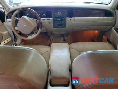 Zdjęcie 8 z 12 samochodu: 2006 LINCOLN TOWN CAR SIGNATURE LIMITED VIN:1LNHM82V16Y643025 - miniatura