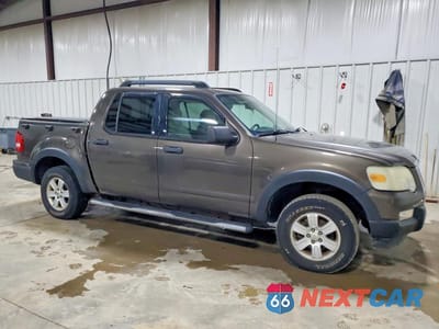 Czwarte zdjęcie samochodu z boku: 2008 FORD EXPLORER SPORT TRAC XLT VIN:1FMEU51E98UA52311 - miniatura