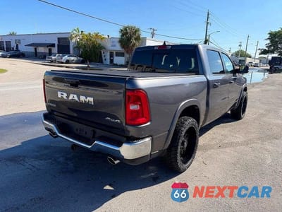 Czwarte zdjęcie samochodu z boku: 2026 RAM 1500 LARAMIE VIN:1C6SRFJP0TN250043 - miniatura