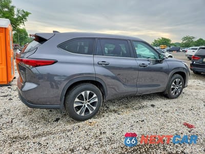 Trzecie zdjęcie samochodu z tyłu: 2023 TOYOTA HIGHLANDER XLE VIN:5TDKDRBH1PS009124 - miniatura