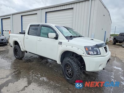 Czwarte zdjęcie samochodu z boku: 2012 NISSAN TITAN SV VIN:1N6BA0ECXCN330984 - miniatura