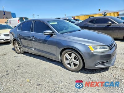 Czwarte zdjęcie samochodu z boku: 2014 VOLKSWAGEN JETTA TDI VIN:3VWLL7AJXEM374363 - miniatura