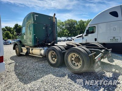 Trzecie zdjęcie samochodu z tyłu: 2016 KENWORTH T880 SEMI TRUCK VIN:1XKZDP9X1GJ102419 - miniatura