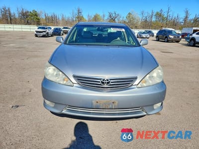Piąte zdjęcie samochodu w środku: 2005 TOYOTA CAMRY XLE V6 VIN:4T1BF30K55U599788 - miniatura