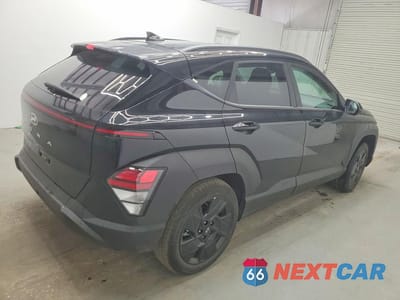Trzecie zdjęcie samochodu z tyłu: 2026 HYUNDAI KONA SEL SPORT VIN:KM8HF3AB6TU438467 - miniatura