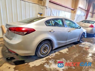 Trzecie zdjęcie samochodu z tyłu: 2018 KIA FORTE LX VIN:3KPFK4A77JE209641 - miniatura