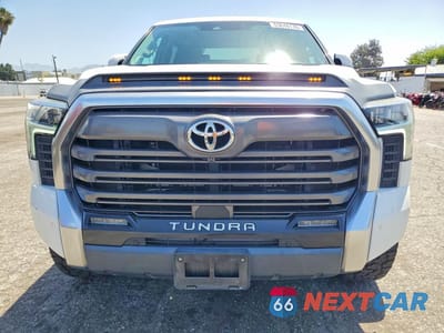 Piąte zdjęcie samochodu w środku: 2022 TOYOTA TUNDRA CREWMAX LIMITED VIN:5TFJA5BC3NX001048 - miniatura