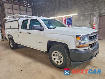Czwarte zdjęcie samochodu z boku: 2018 CHEVROLET SILVERADO K1500 VIN:1GCVKNEH1JZ217758 - miniatura