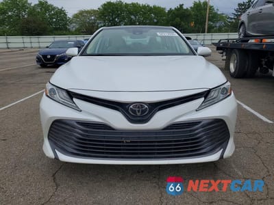 Piąte zdjęcie samochodu w środku: 2019 TOYOTA CAMRY XLE VIN:4T1B11HK2KU781323 - miniatura