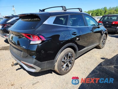 Trzecie zdjęcie samochodu z tyłu: 2023 KIA SPORTAGE EX VIN:KNDPVCAG9P7072328 - miniatura