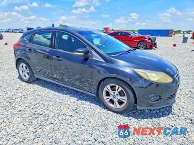 Czwarte zdjęcie samochodu z boku: 2013 FORD FOCUS SE VIN:1FADP3K22DL265445 - miniatura