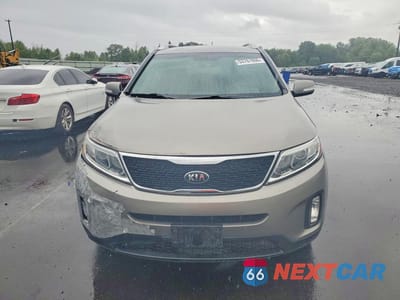 Piąte zdjęcie samochodu w środku: 2015 KIA SORENTO LX VIN:5XYKTCA69FG631868 - miniatura