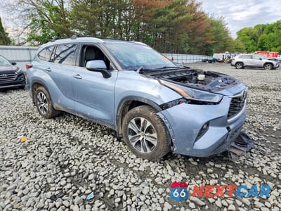 Czwarte zdjęcie samochodu z boku: 2021 TOYOTA HIGHLANDER XLE VIN:5TDGZRBH7MS096465 - miniatura