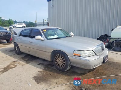 Czwarte zdjęcie samochodu z boku: 2003 LINCOLN TOWN CAR SIGNATURE VIN:1LNHM82W83Y604808 - miniatura