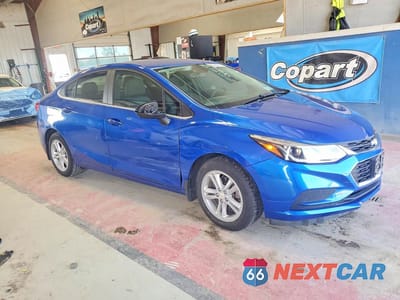 Czwarte zdjęcie samochodu z boku: 2017 CHEVROLET CRUZE LT VIN:1G1BE5SM3H7110561 - miniatura