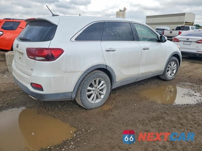 Trzecie zdjęcie samochodu z tyłu: 2019 KIA SORENTO LX V6 VIN:5XYPG4A58KG440914 - miniatura
