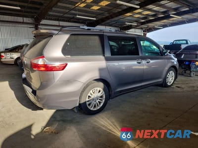 Trzecie zdjęcie samochodu z tyłu: 2017 TOYOTA SIENNA XLE PREMIUM 8-PASSENGER VIN:5TDYZ3DC6HS876403 - miniatura
