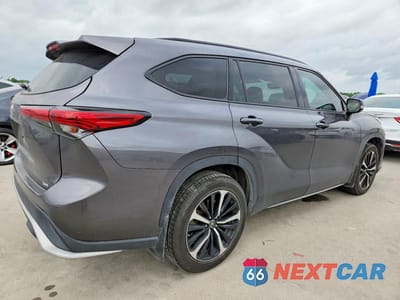 Trzecie zdjęcie samochodu z tyłu: 2022 TOYOTA HIGHLANDER XSE VIN:5TDJZRAH7NS108123 - miniatura