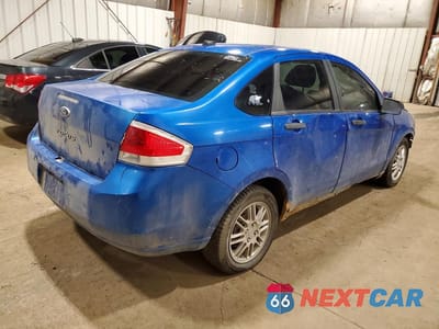 Trzecie zdjęcie samochodu z tyłu: 2010 FORD FOCUS SE VIN:1FAHP3FN9AW252109 - miniatura