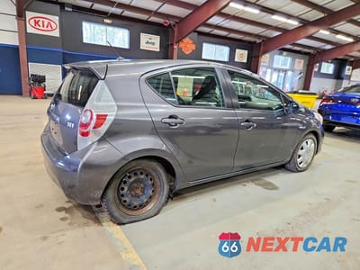 Trzecie zdjęcie samochodu z tyłu: 2013 TOYOTA PRIUS C ONE VIN:JTDKDTB32D1533120 - miniatura