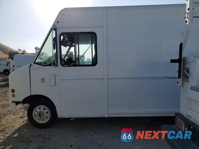 Drugie zdjęcie samochodu z przodu: 2003 FORD E450 DELIVERY TRUCK VIN:1FCLE49L73HB23268 - miniatura