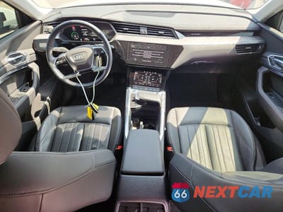 Zdjęcie 8 z 12 samochodu: 2022 AUDI E-TRON PREMIUM VIN:WA1AAAGE9NB024506 - miniatura