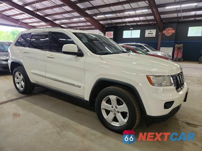 Czwarte zdjęcie samochodu z boku: 2012 JEEP GRAND CHEROKEE LAREDO VIN:1C4RJFAG7CC220211 - miniatura