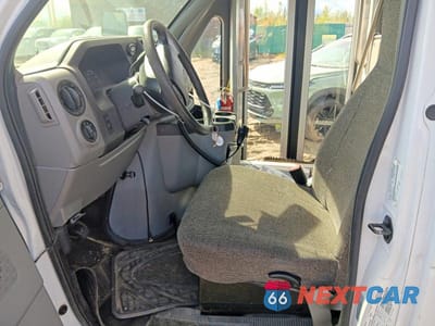 Zdjęcie 6 z 10 samochodu: 2017 FORD ECONOLINE E450 SUPER DUTY CUTAWAY VAN VIN:1FDFE4FS4HDC26635 - miniatura