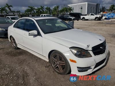 Czwarte zdjęcie samochodu z boku: 2013 MERCEDES-BENZ C 300 4MATIC VIN:WDDGF8AB9DR242451 - miniatura