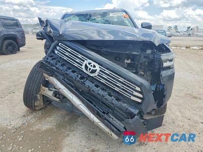 Piąte zdjęcie samochodu w środku: 2025 TOYOTA 4RUNNER LIMITED VIN:JTEVA5BR1S5041847 - miniatura