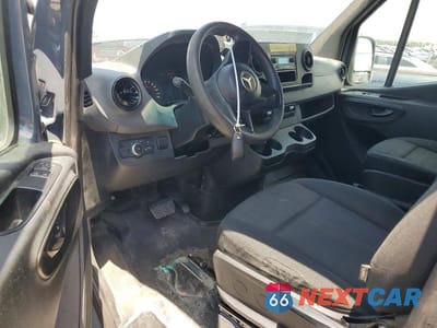 Zdjęcie 8 z 12 samochodu: 2019 MERCEDES BENZ SPRINTER 2500 DELIVERY VAN VIN:WD4PF1CD2KP125261 - miniatura