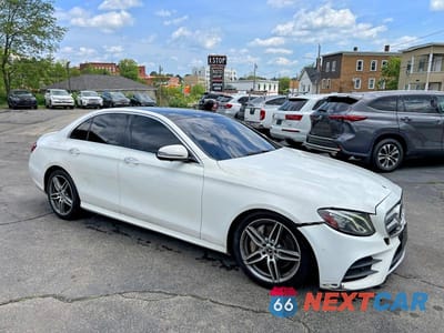 Czwarte zdjęcie samochodu z boku: 2019 MERCEDES-BENZ E 300 4MATIC VIN:WDDZF4KB0KA606543 - miniatura