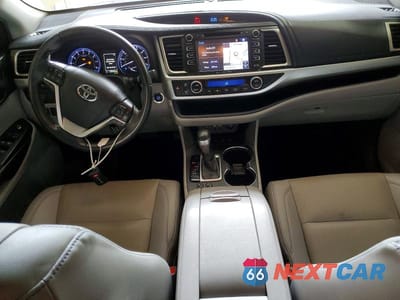 Zdjęcie 8 z 13 samochodu: 2019 TOYOTA HIGHLANDER XLE VIN:5TDJZRFH8KS594624 - miniatura