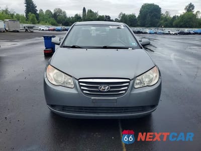 Piąte zdjęcie samochodu w środku: 2010 HYUNDAI ELANTRA BLUE VIN:KMHDU4AD6AU170075 - miniatura