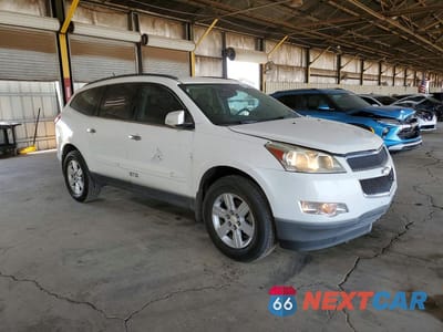 Czwarte zdjęcie samochodu z boku: 2011 CHEVROLET TRAVERSE LT VIN:1GNKRGED2BJ320993 - miniatura
